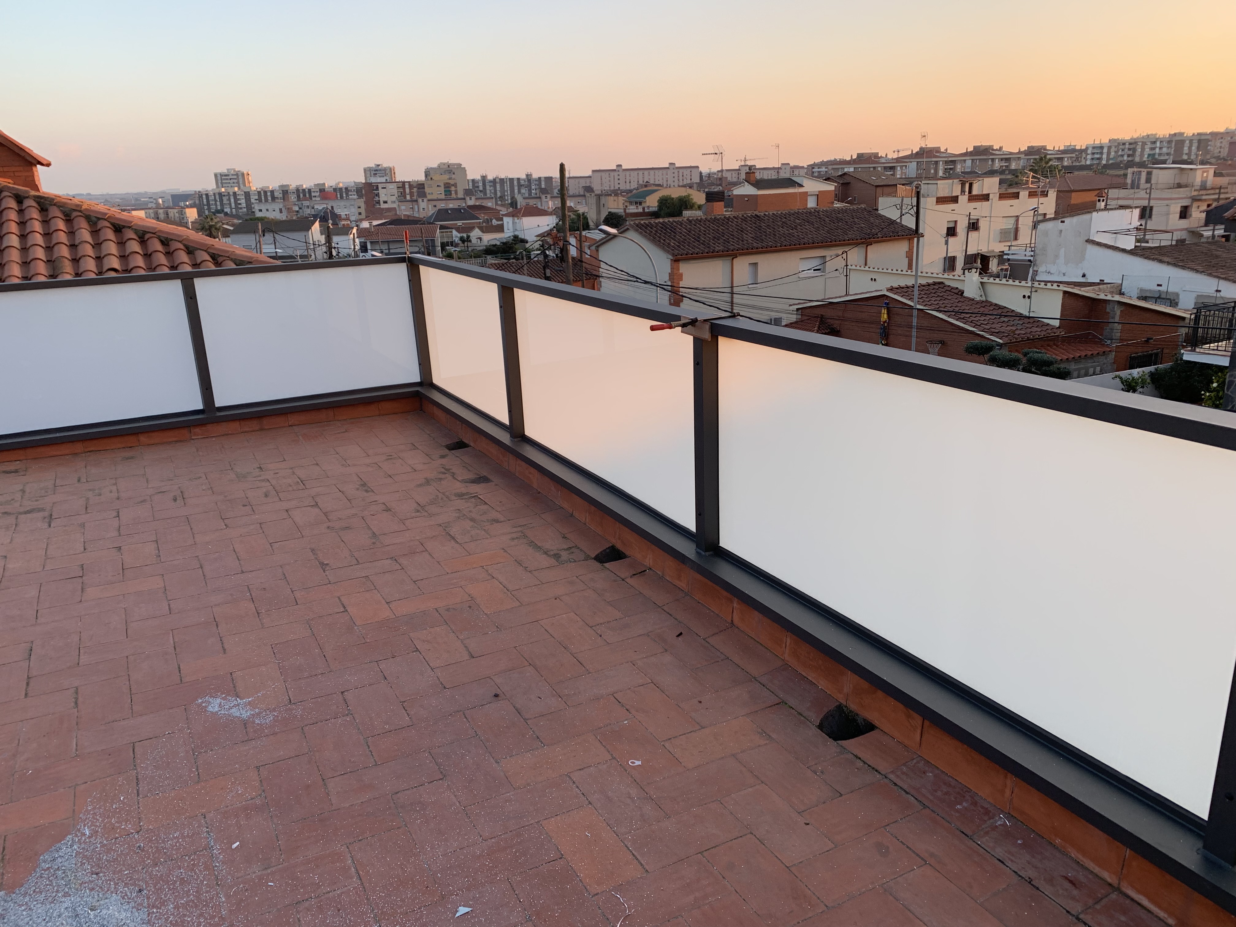 Baranda de vidrio y aluminio