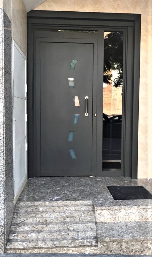 Puerta de entrada instalada