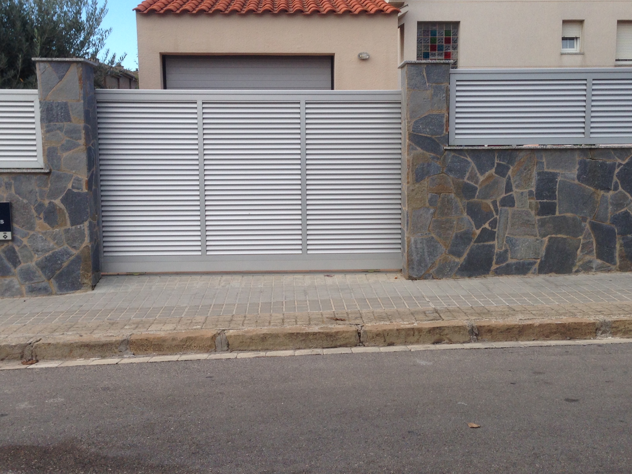 Valla y cancela de aluminio